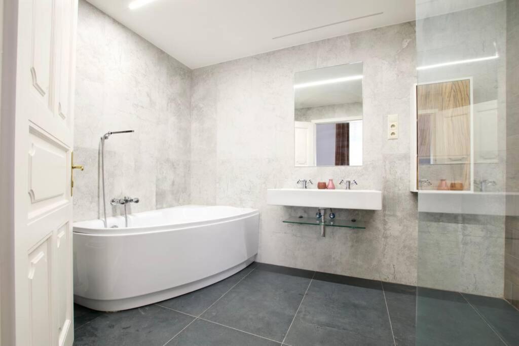 Premium Apartment By Hi5 - Best Ever Budapest Eksteriør bilde